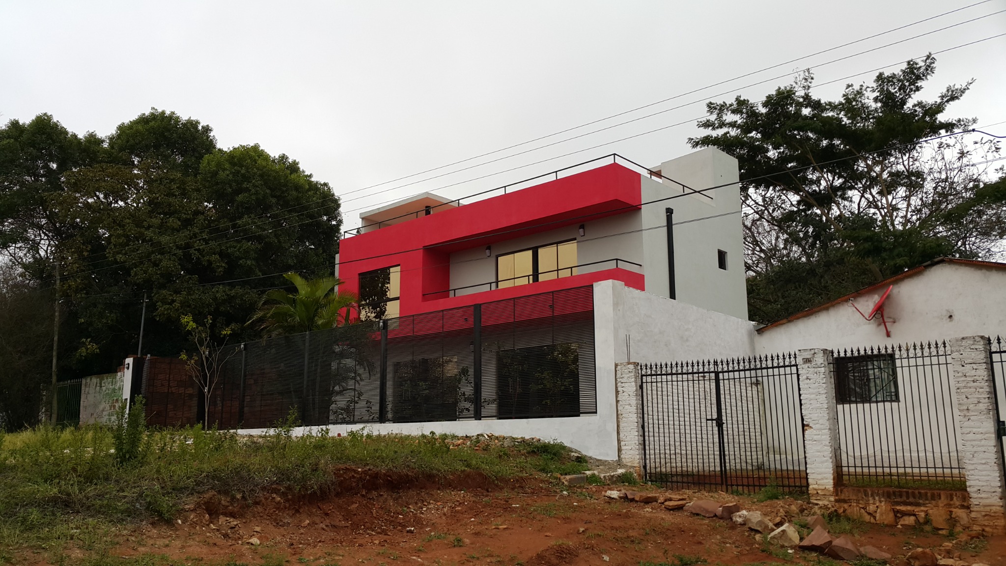 Vivienda minimalista de dos plantas