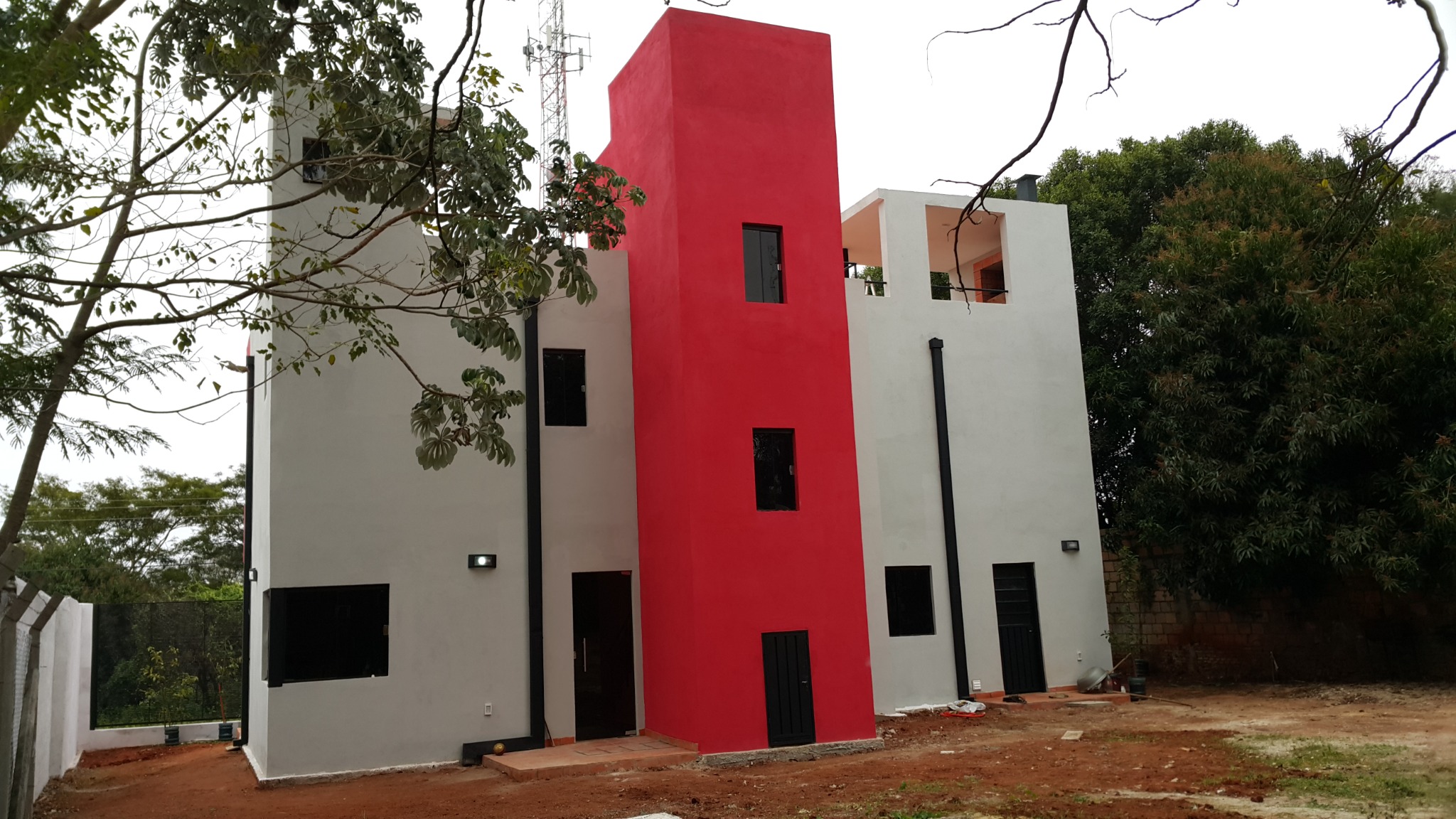 Vivienda minimalista de dos plantas