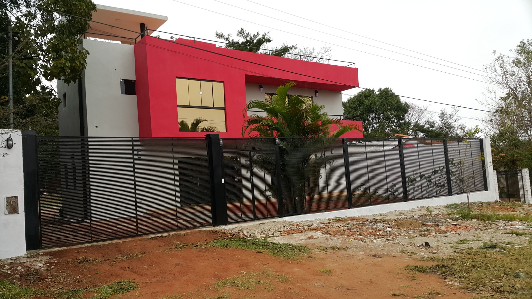 Vivienda minimalista de dos plantas